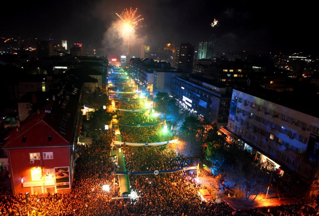 Miles de personas asisten al concierto de la kosovar Rita Ora en Pristina.