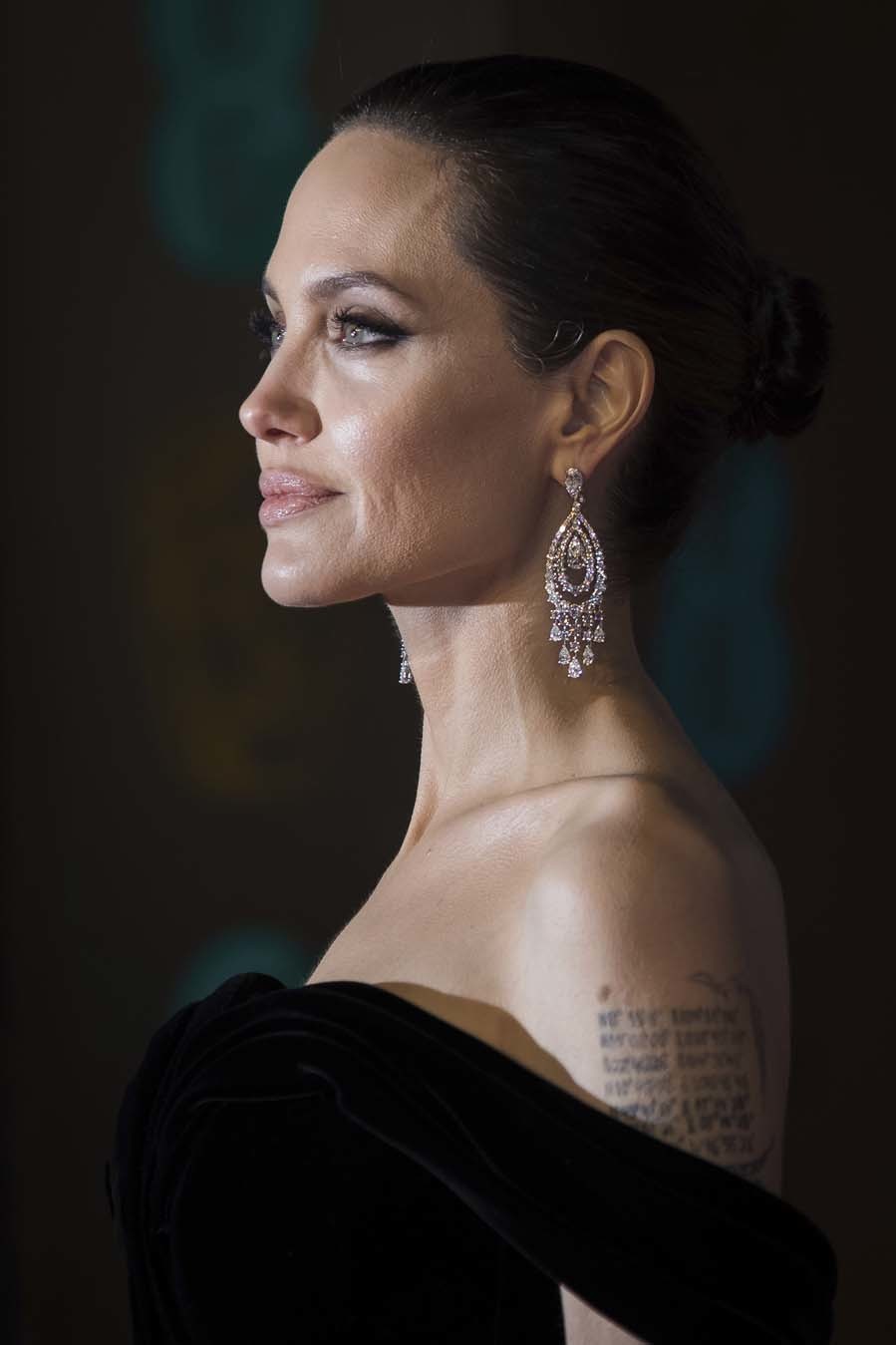 Detalle de los pendientes de Angelina Jolie en los Bafta