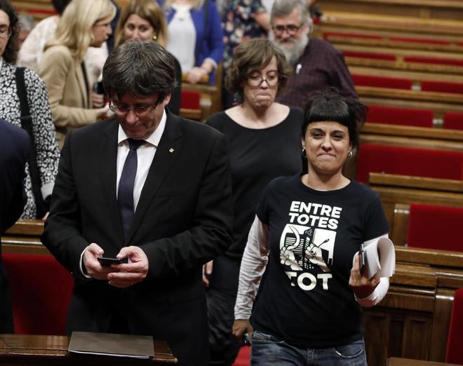 Carles Puigdemont y Anna Gabriel, en un pleno del Parlament el pasado...