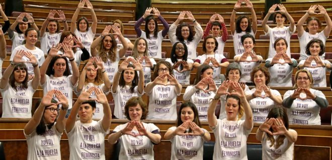 Las diputadas de Unidos Podemos con camisetas en apoyo a la huelga...
