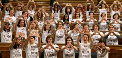 Las diputadas de Unidos Podemos con camisetas en apoyo a la huelga...