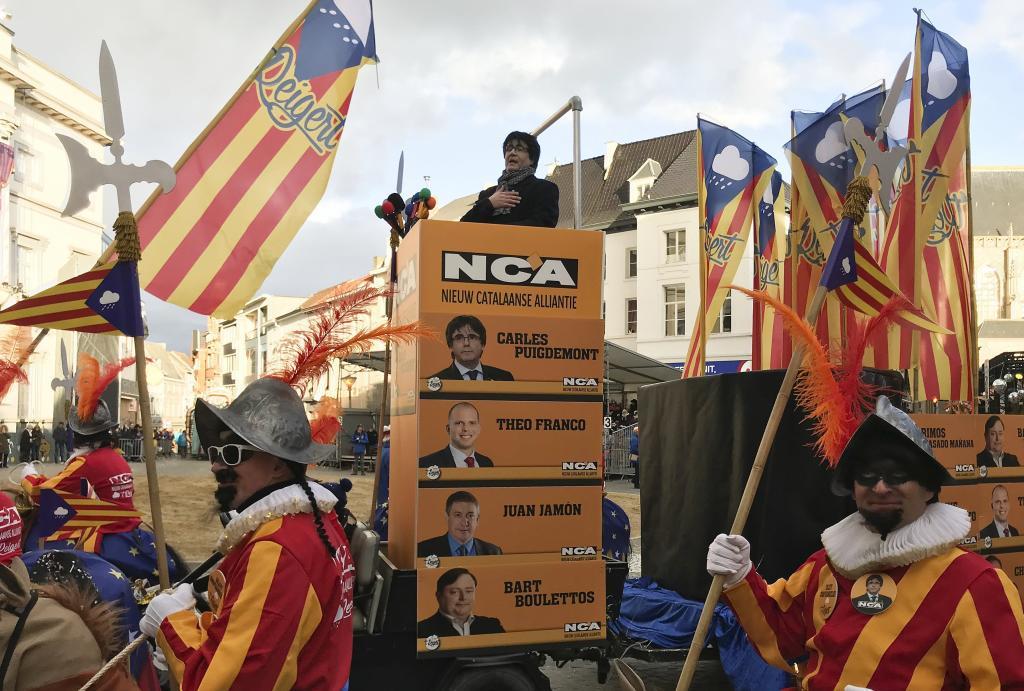 Un imitador de Puigdemont desfila en una carroza en el carnaval de la...