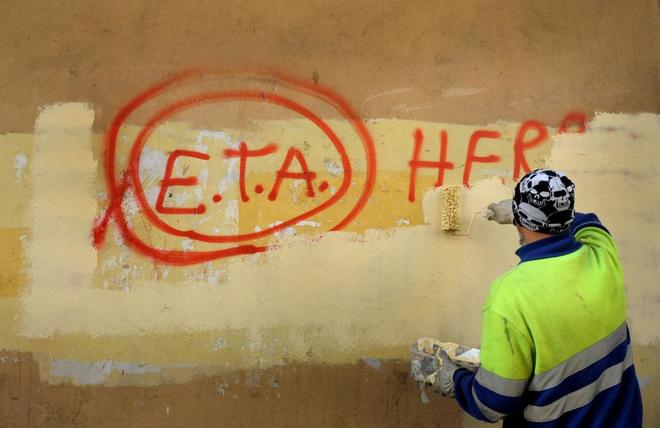 Un operario borra una pintada en referencia a ETA en Guernica...