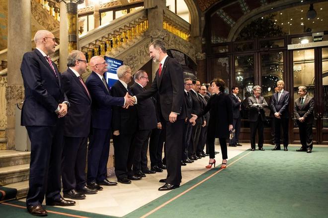 Felipe VI saluda a John Hoffman, consejero delegado de la asociacin...