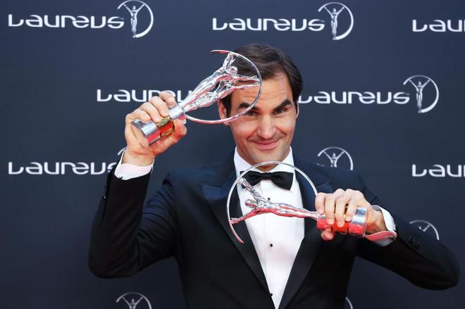 Roger Federer posa con sus dos premios tras la gala.
