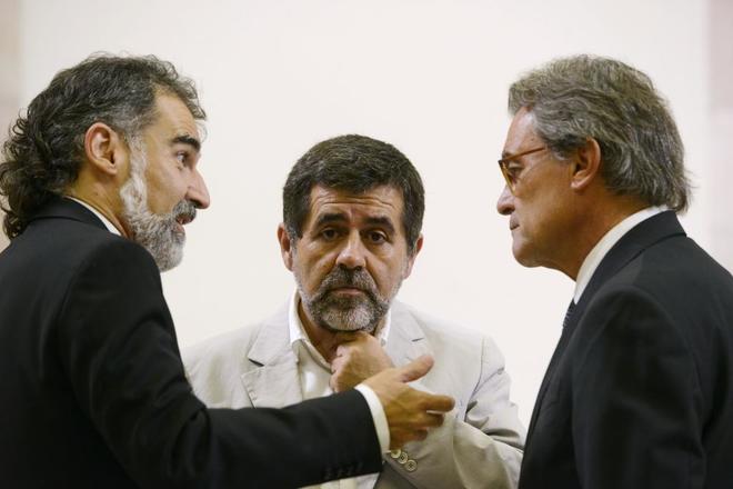 Jordi Sanchez, entre Jordi Cuixart y el ex presidente de la...