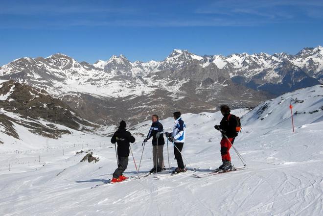 Un grupo de esquiadores en Formigal