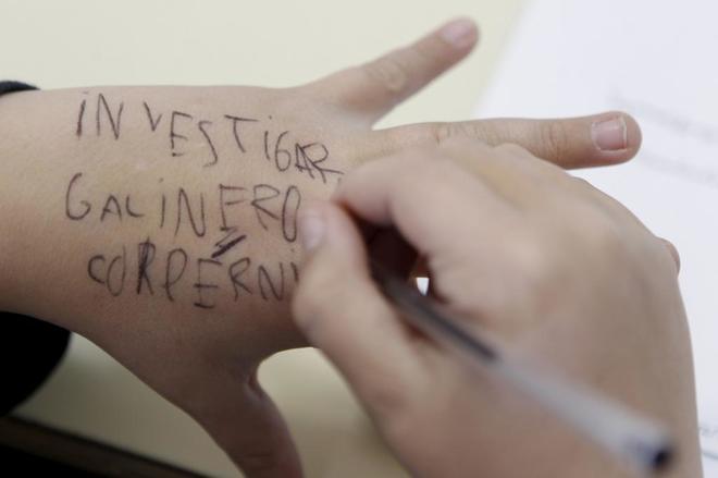 Un nio pinta su mano en un colegio de Zaragoza