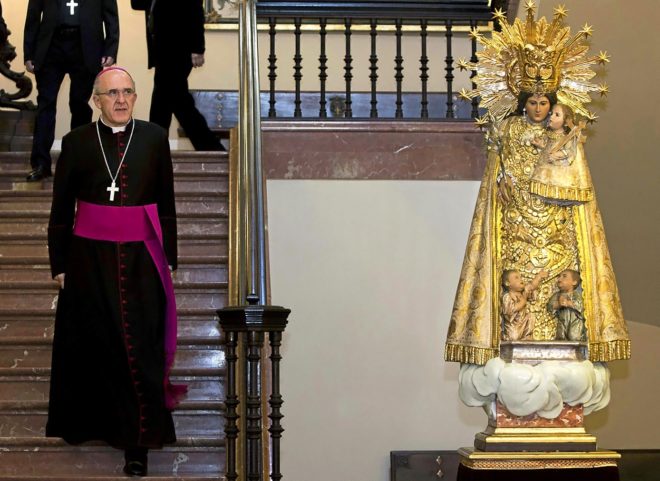 El cardenal de Madrid, Carlos Osoro, antes de dirigir el rezo del...