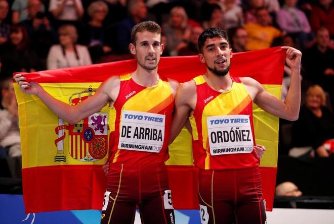 lvaro de Arriba y Sal Ordez posan con la bandera de Espaa...