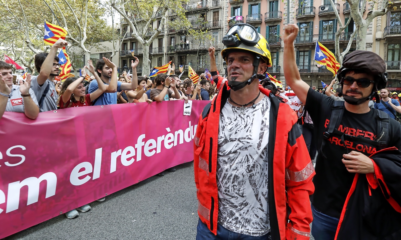 Bomberos de la Generalitat participan en una manifestacin en...