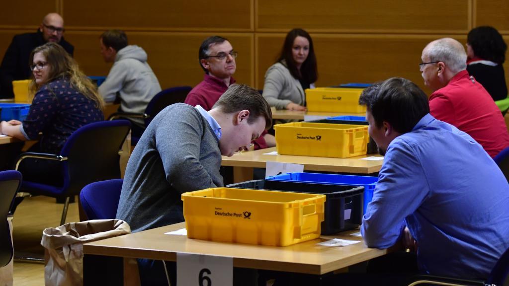 Los voluntarios del SPD contabilizan los votos en la sede del partido, en Berln.