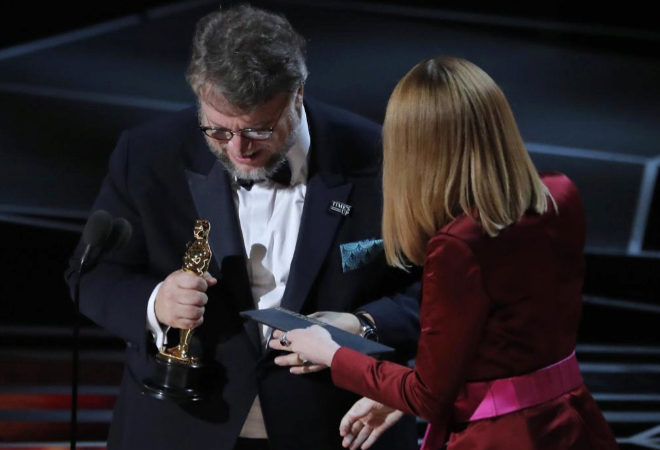 Guillermo del Toro recoge su Oscar a mejor director por &apos;La forma del...
