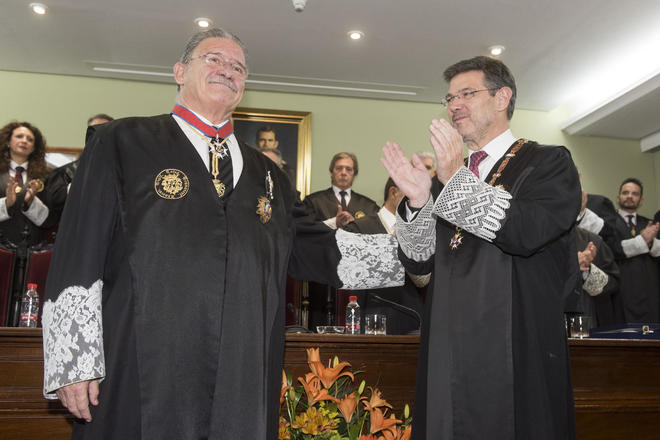 Rafael Catal impone la condecoracin al decano del Colegio de...
