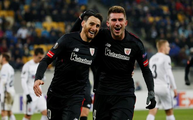 Aritz Aduriz  celebra un gol en Europa League junto a sus compaeros.