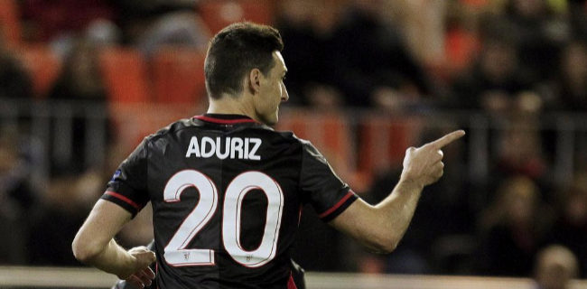 Aritz Aduriz  celebra un gol en un encuentro de  Europa League.