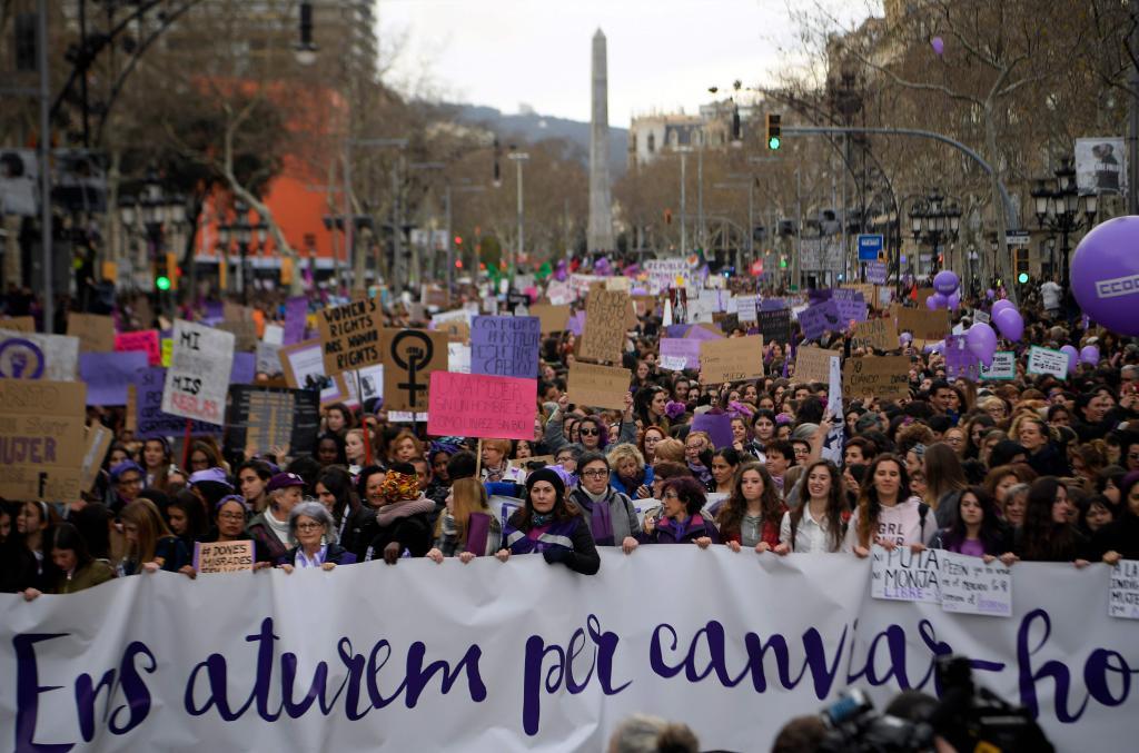 Manifestación feminista recorriendo las calles de Barcelona