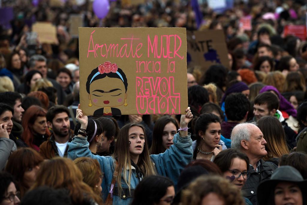 Una joven con un cartel de Frida Khalo en la manifestacin feminista...