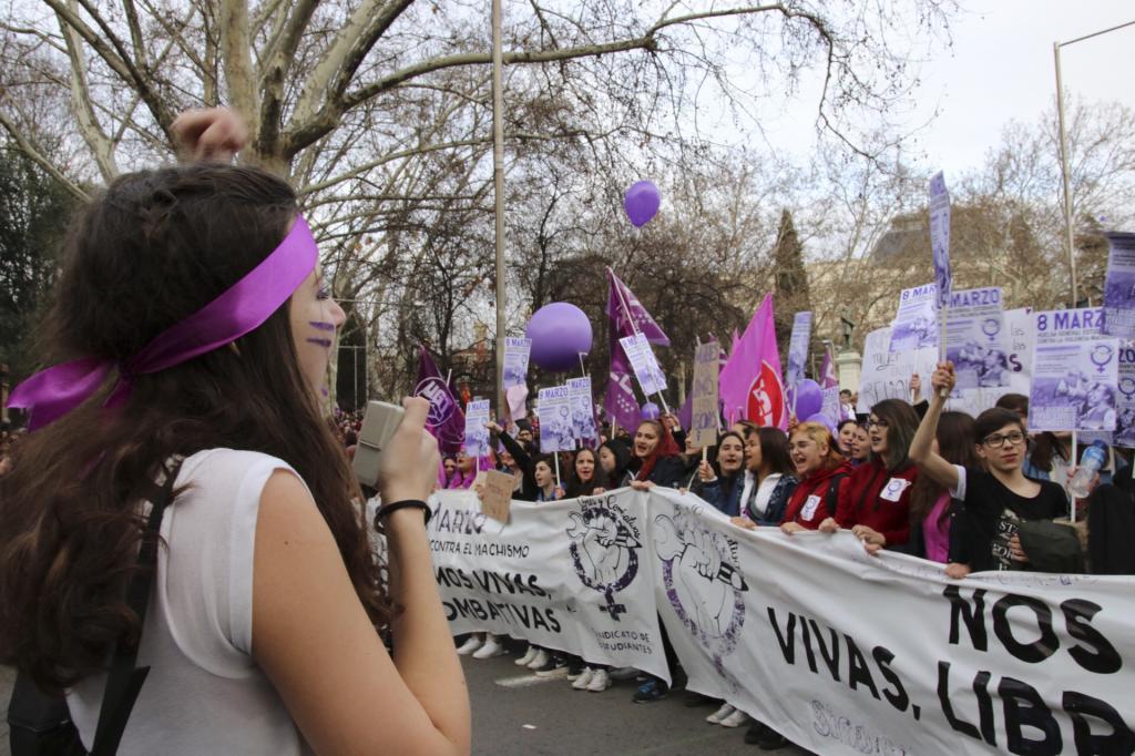 Una chica alienta a las mujeres de la manifestación de Madrid a...