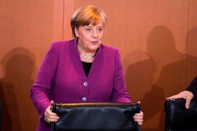 Merkel, vestida de morado en la reunión semanal de su gabinete, este miércoles.