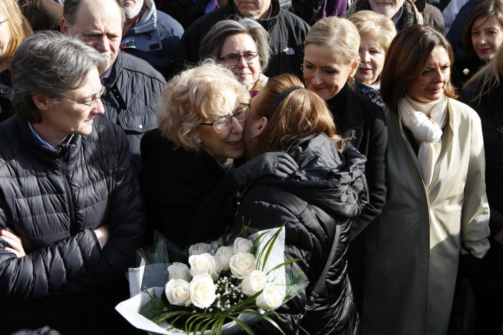 Pilar Manjn, madre de una de las vctimas, abraza a Manuela Carmena...