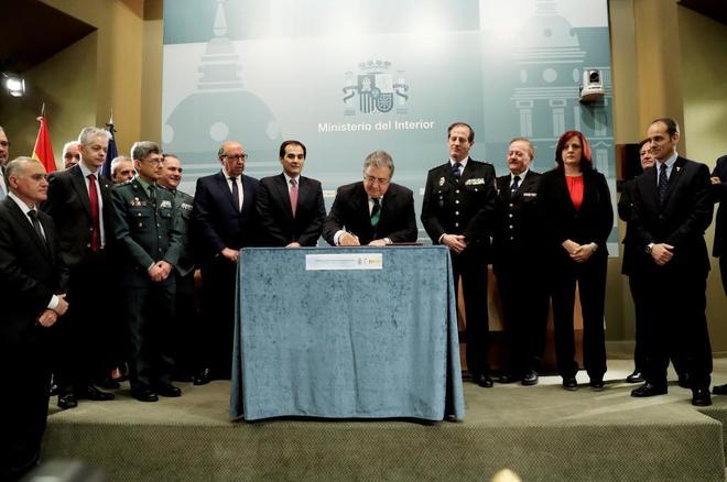 El ministro del Interior, Juan Ignacio Zoido, durante la firma del...