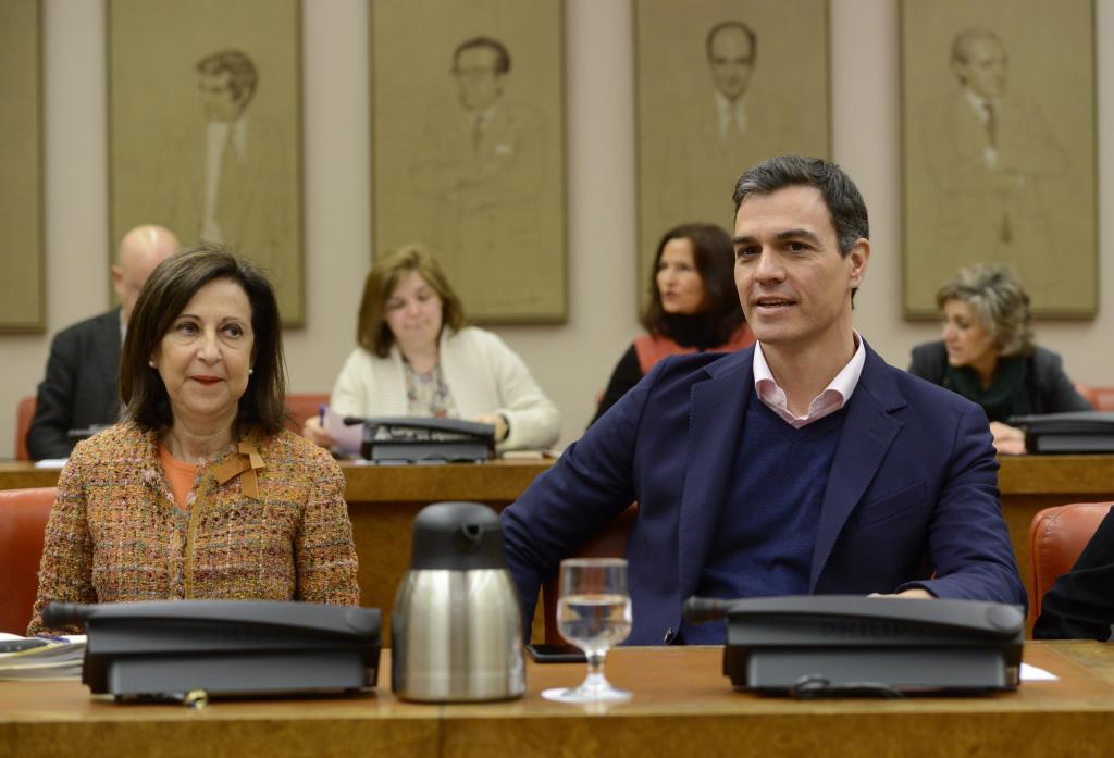 El secretario general del PSOE, Pedro Sánchez, con la portavoz de los...
