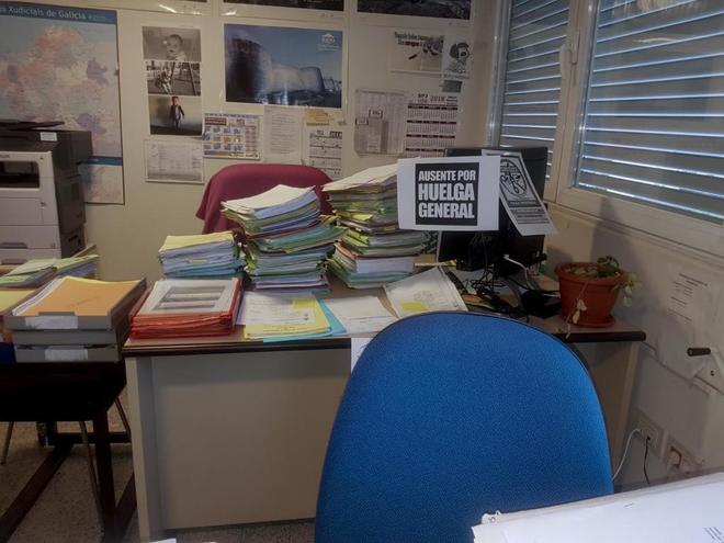 Documentos apilados en un despacho.