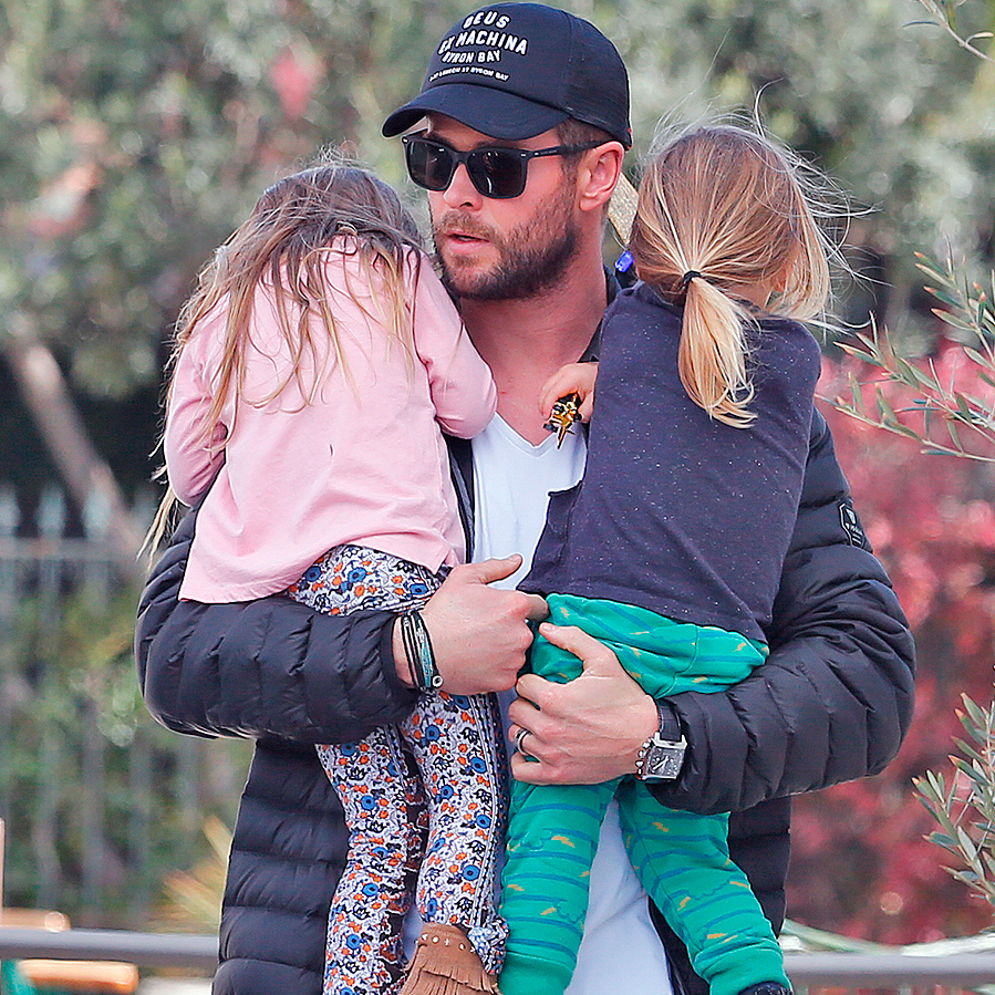 El actor Chris Hemsworth con sus hijas