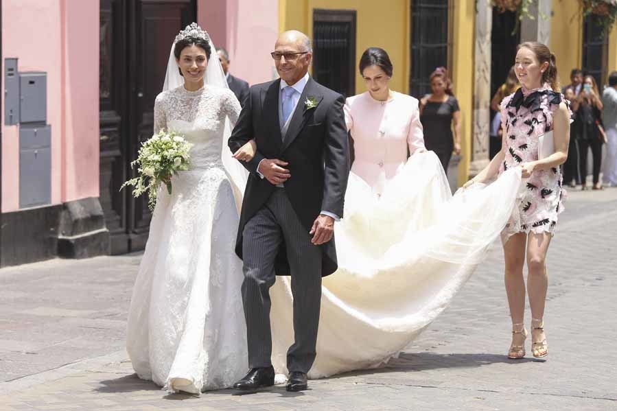 El vestido de novia, de corte clsico,  lo ha firmado Jorge Vzquez....