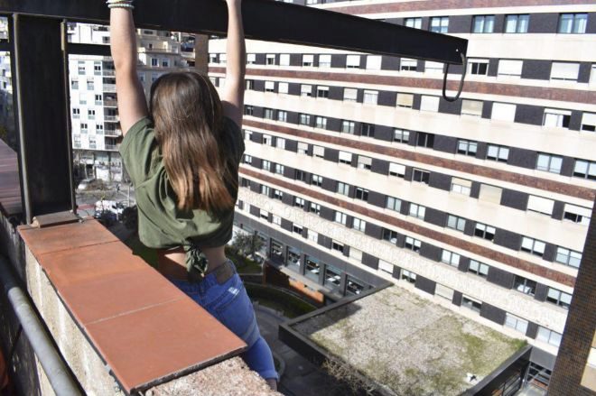 La menor que se colgó de una viga en un octavo piso en Barcelona,...
