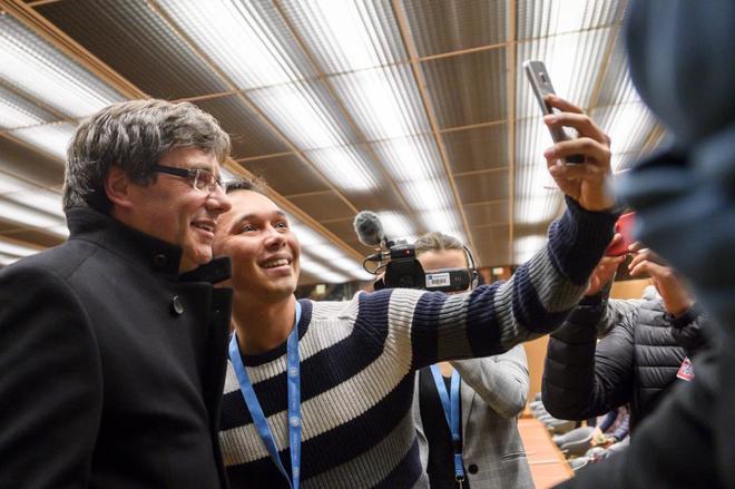 Carles Puigdemont junto a un joven ayer en un acto en Ginebra.