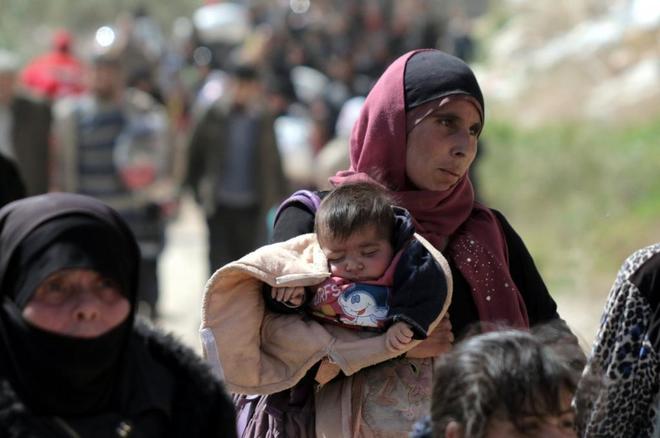 Cientos de civilies sirios salen de Ghuta oriental,