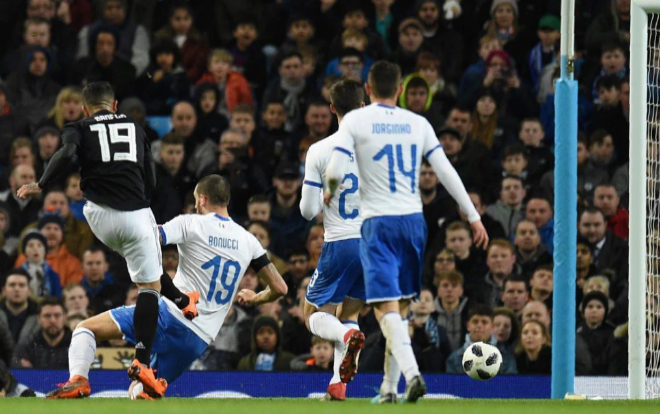Banega dispara para marcar uno de los goles de Argentina a Italia.