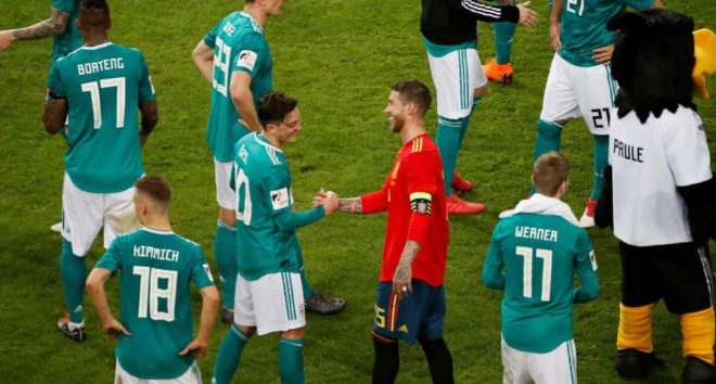 Sergio Ramos y zil se saludan tras el partido.