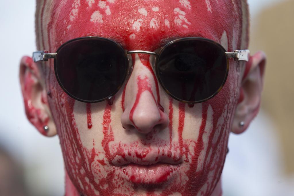 Este joven se ha teido la cara de rojo simulando sangre.
