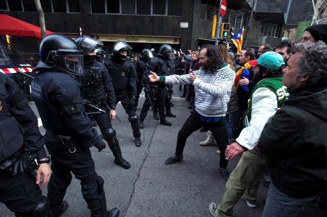 En pleno enfrentamiento con los Mossos en Barcelona, este manifestante...