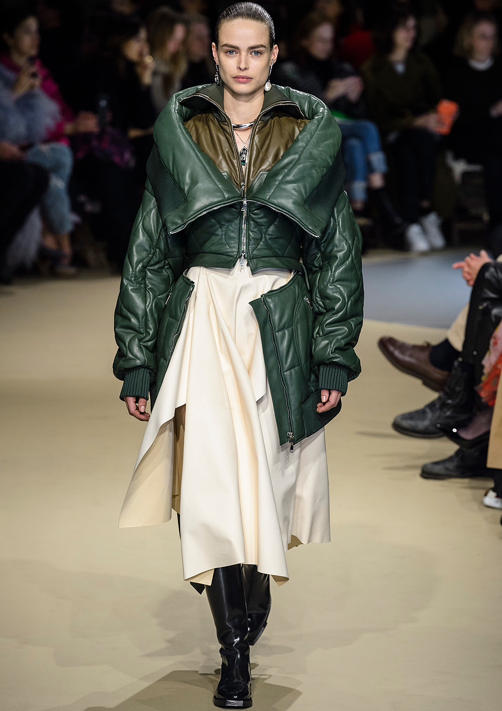 Alexander McQueen propone una desconstruccin de prendas de abrigo,...