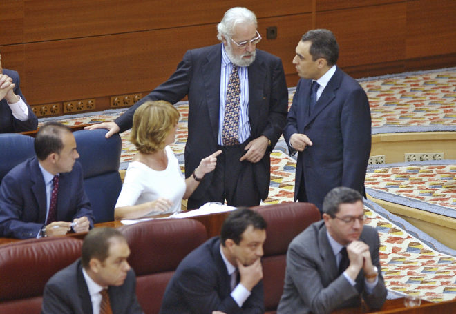 Esperanza Aguirre y Rafael Simancas discuten en la Asamblea de Madrid...