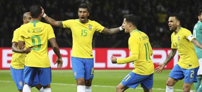 Los jugadores brasileos celebran el gol de Gabriel Jess.