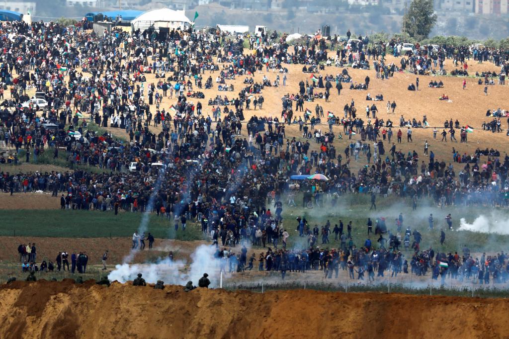 Soldados israeles disparan gas lacrimgeno contra manifestantes...