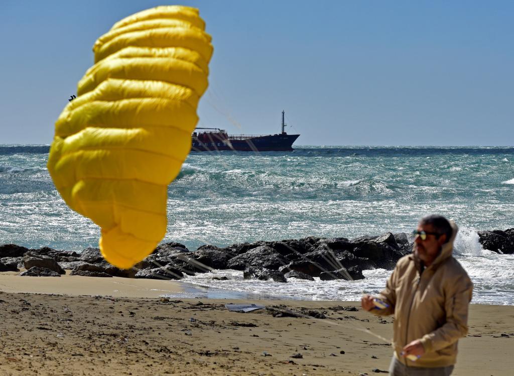 Un hombre trata de volar una cometa en la playa de Can Pere Antoni de...