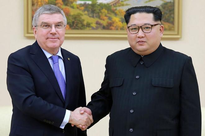 Thomas Bach y Kim Jong-un estrechan la mano antes de la reunin de...