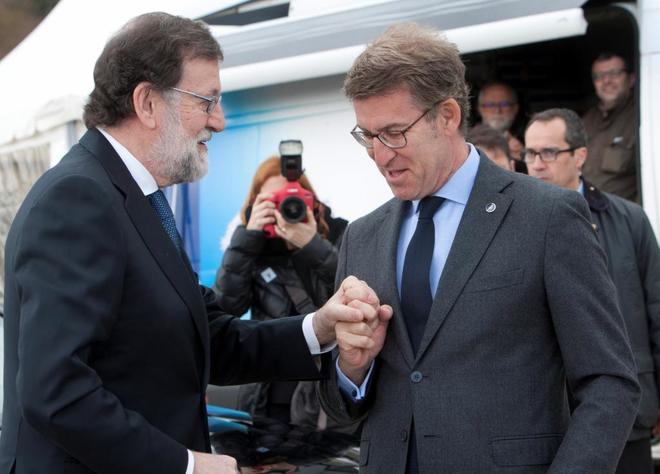 Mariano Rajoy estrecha la mano de Alberto Nez Feijo durante la...
