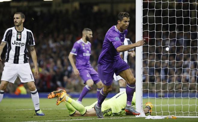 Cristiano Ronaldo celebra uno de sus goles en Cardiff ante Bonucci y...