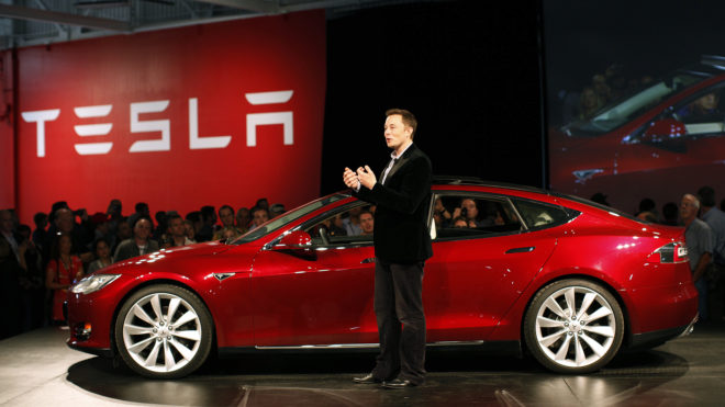 Elon Musk, consejero delegado de Tesla, junto al Model 3 durante su...