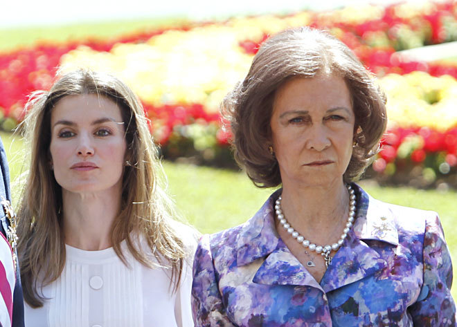 Doña Letizia y la Reina Sofía, con gesto serio, en una imagen de...