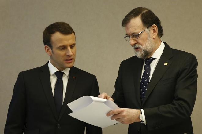 Mariano Rajoy charla con el presidente francs, Emmanuel Macron,...