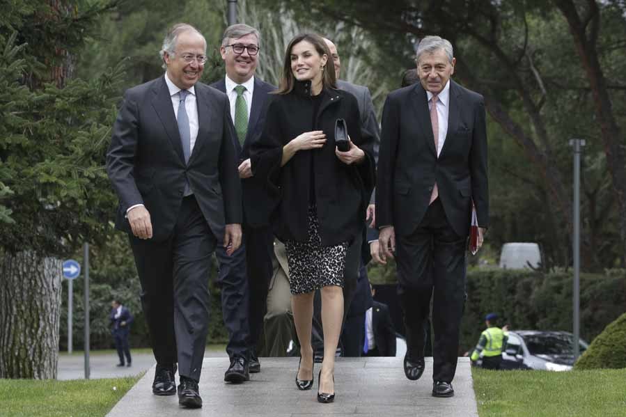 La Reina, a su llegada al campus del IESE de Madrid, donde se ha...