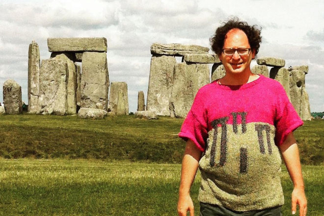 Sam Barsky, a juego con los dlmenes de Stonehenge, en Inglaterra, en...